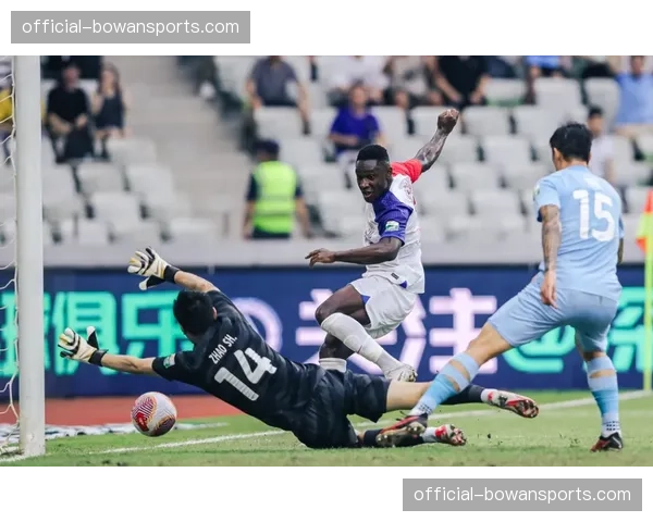 青岛海牛角球战术得手 林创益精准传中助埃朱马头槌破门